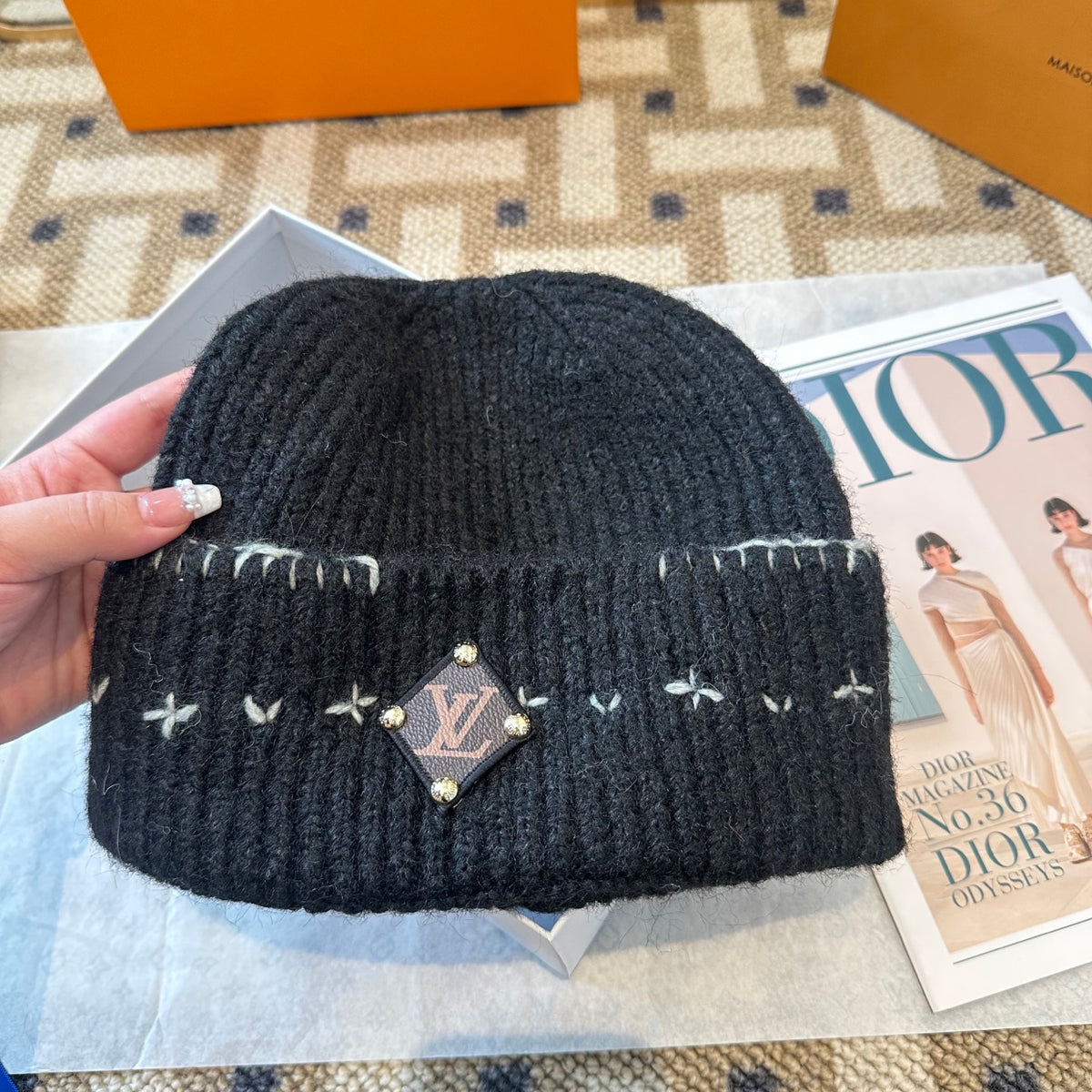 Gorro com Padrão, Dobra e Emblema Bordado