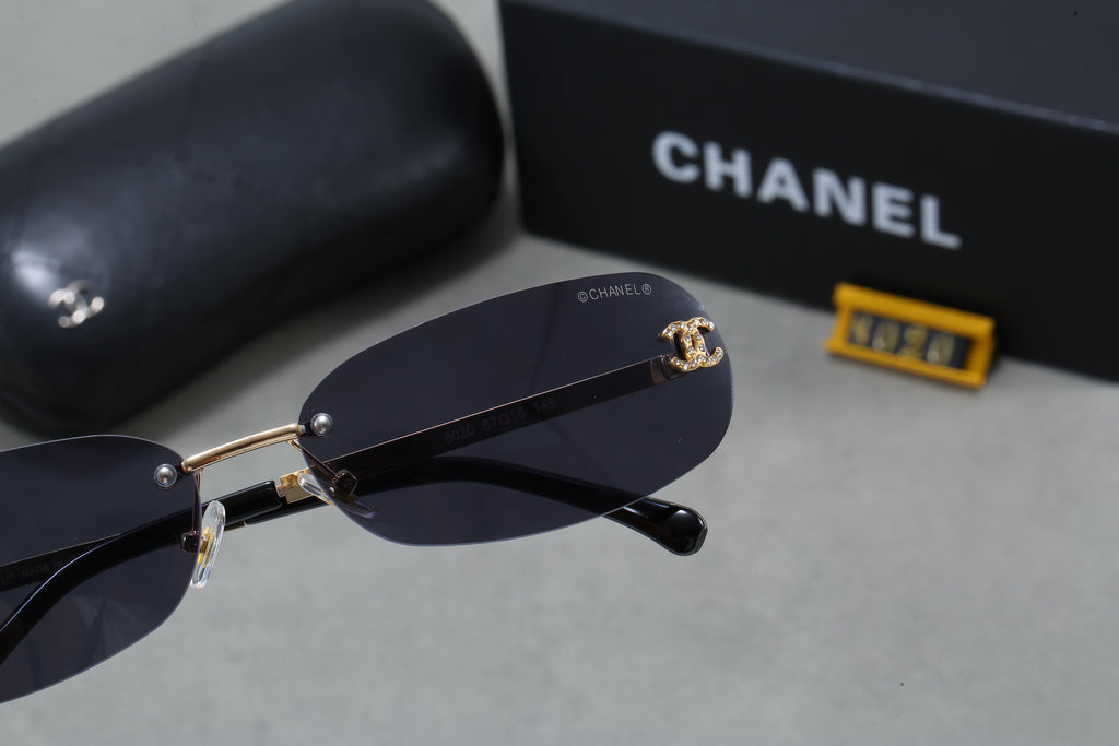 Gafas de sol ovaladas estrechas con montura metálica