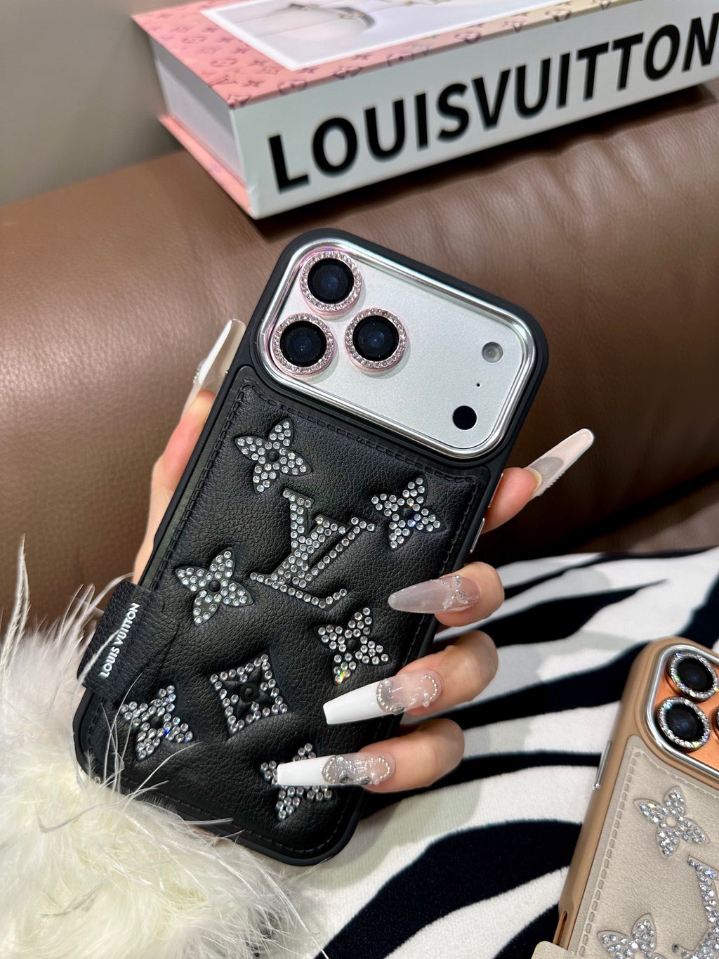 Funda de teléfono acolchada con monograma y detalles brillantes