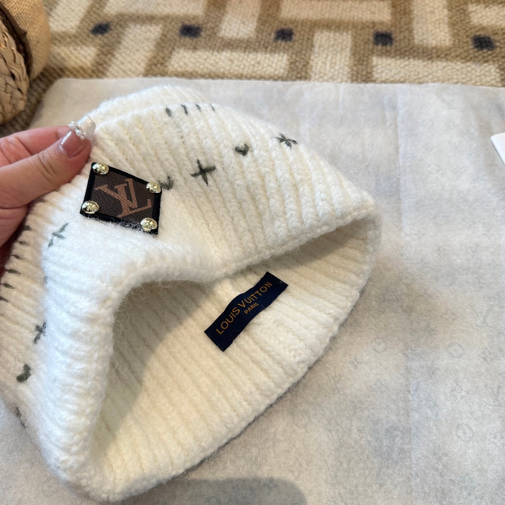Gorro com Padrão, Dobra e Emblema Bordado