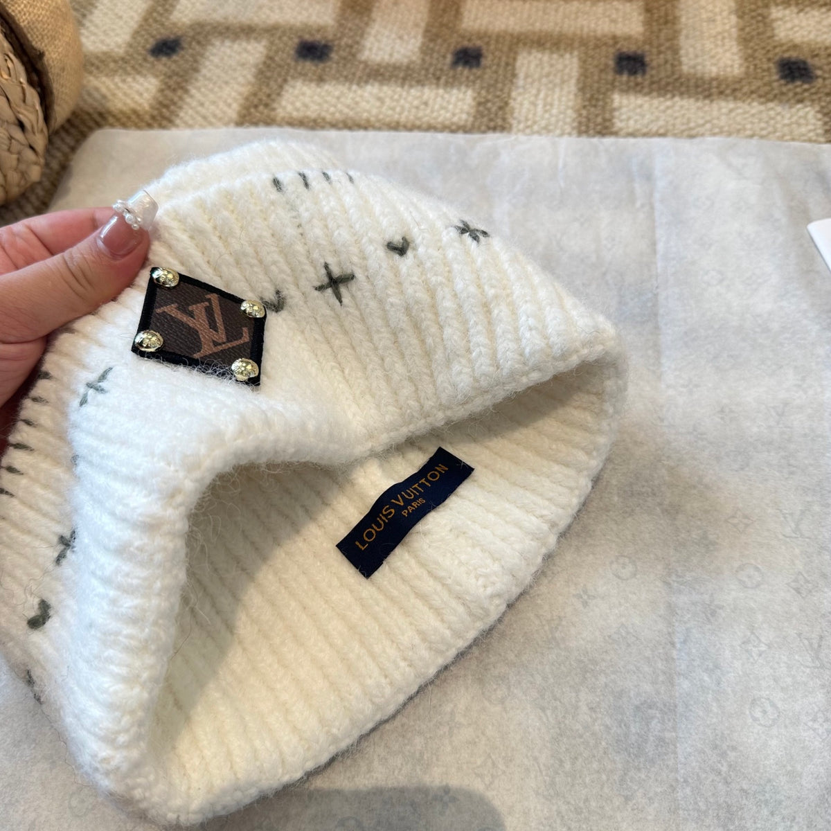 Gorro com Padrão, Dobra e Emblema Bordado