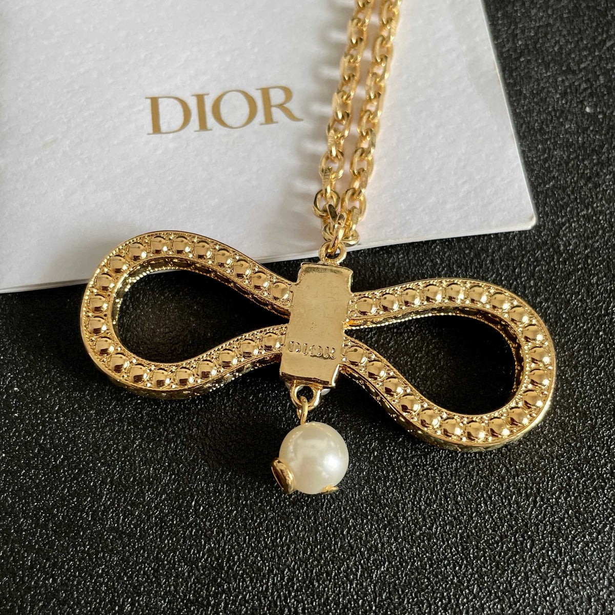 Collar con colgante infinito pavé y detalle colgante de imitación de perla