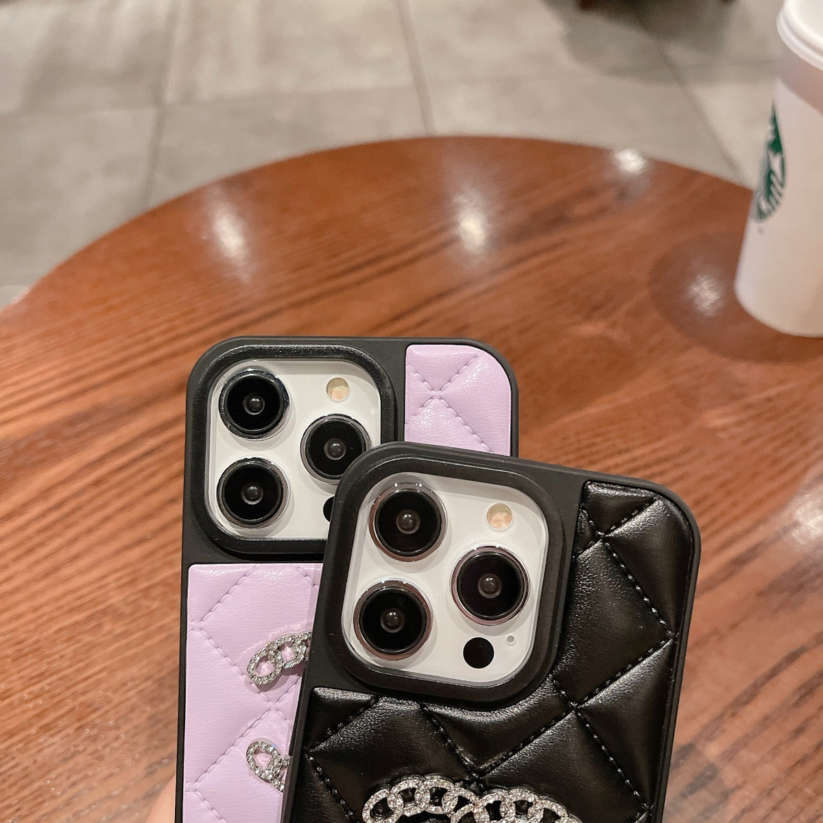 Funda para teléfono con emblema decorativo