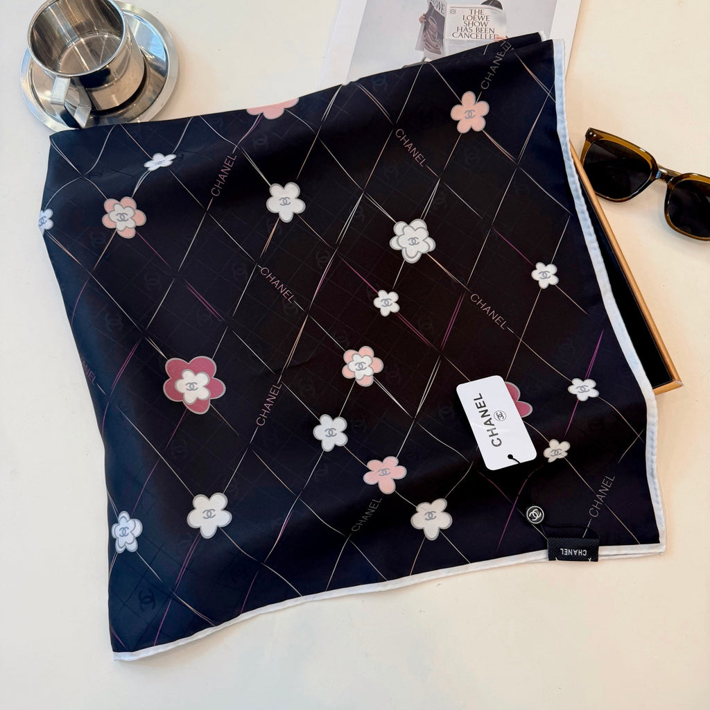 Foulard carré à motif floral et treillis de losanges - 90 x 90 cm
