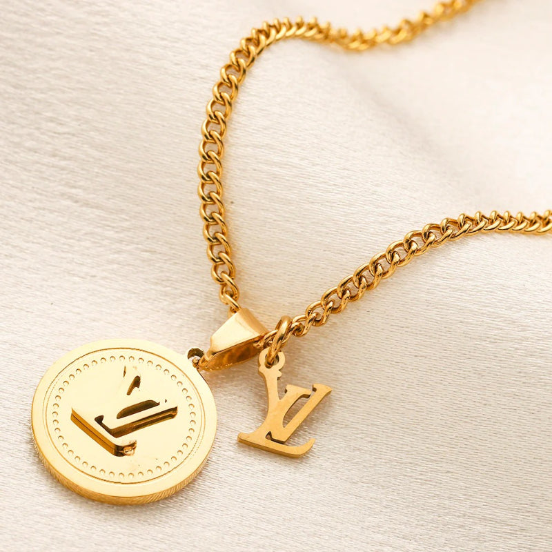 Colar com Medalhão Redondo e Pendente de Monograma em Aço Inoxidável 304