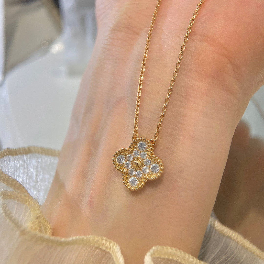 Colar com Pendente Quatrefoil Cravejado