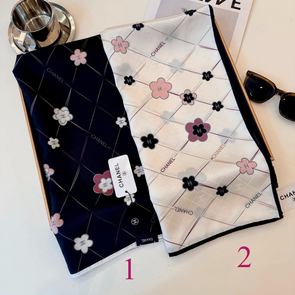 Foulard carré à motif floral et treillis de losanges - 90 x 90 cm