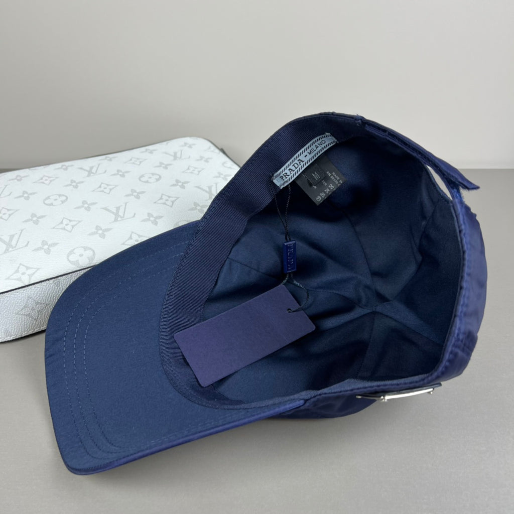 Gorra de béisbol con emblema triangular