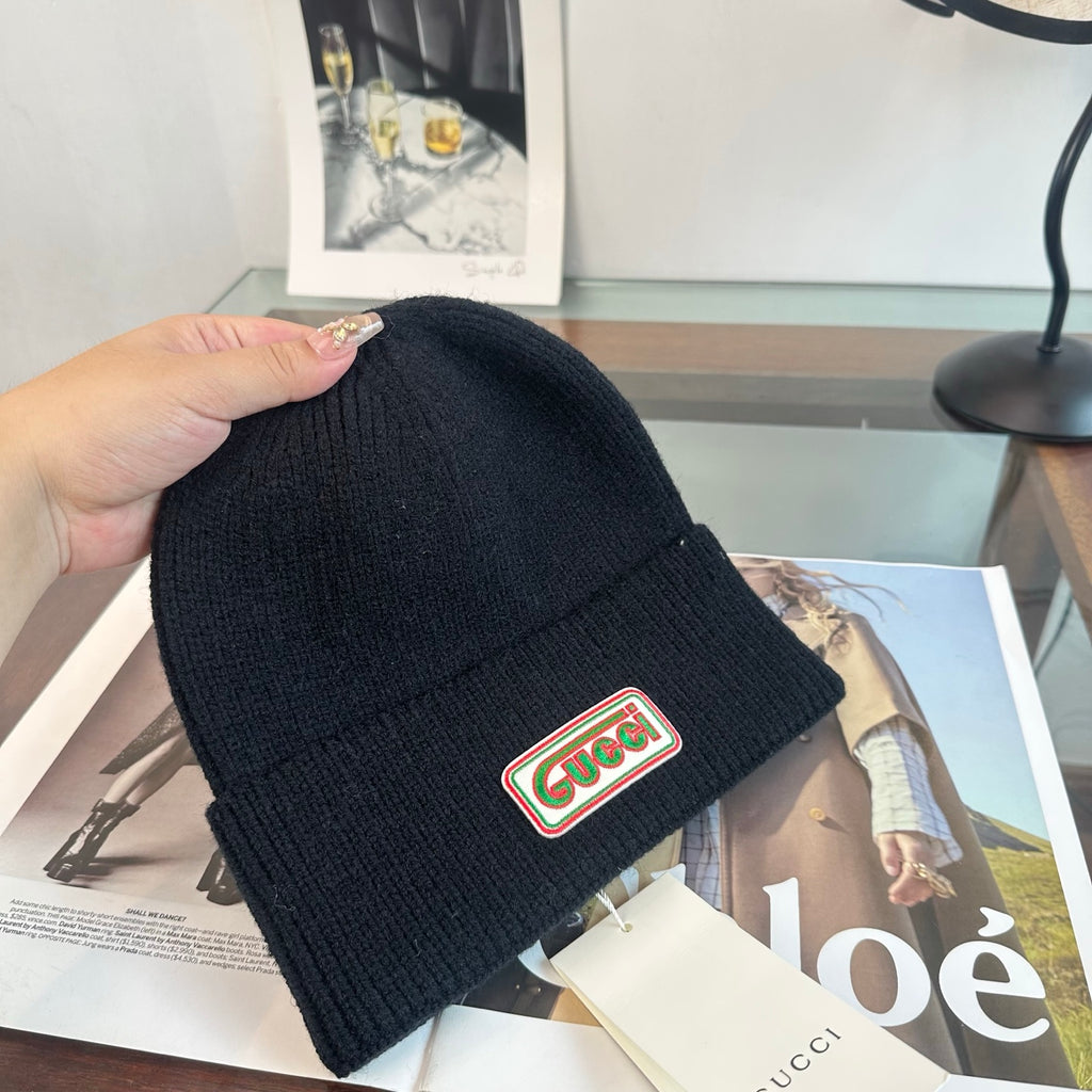 Bonnet côtelé à revers avec écusson lettré