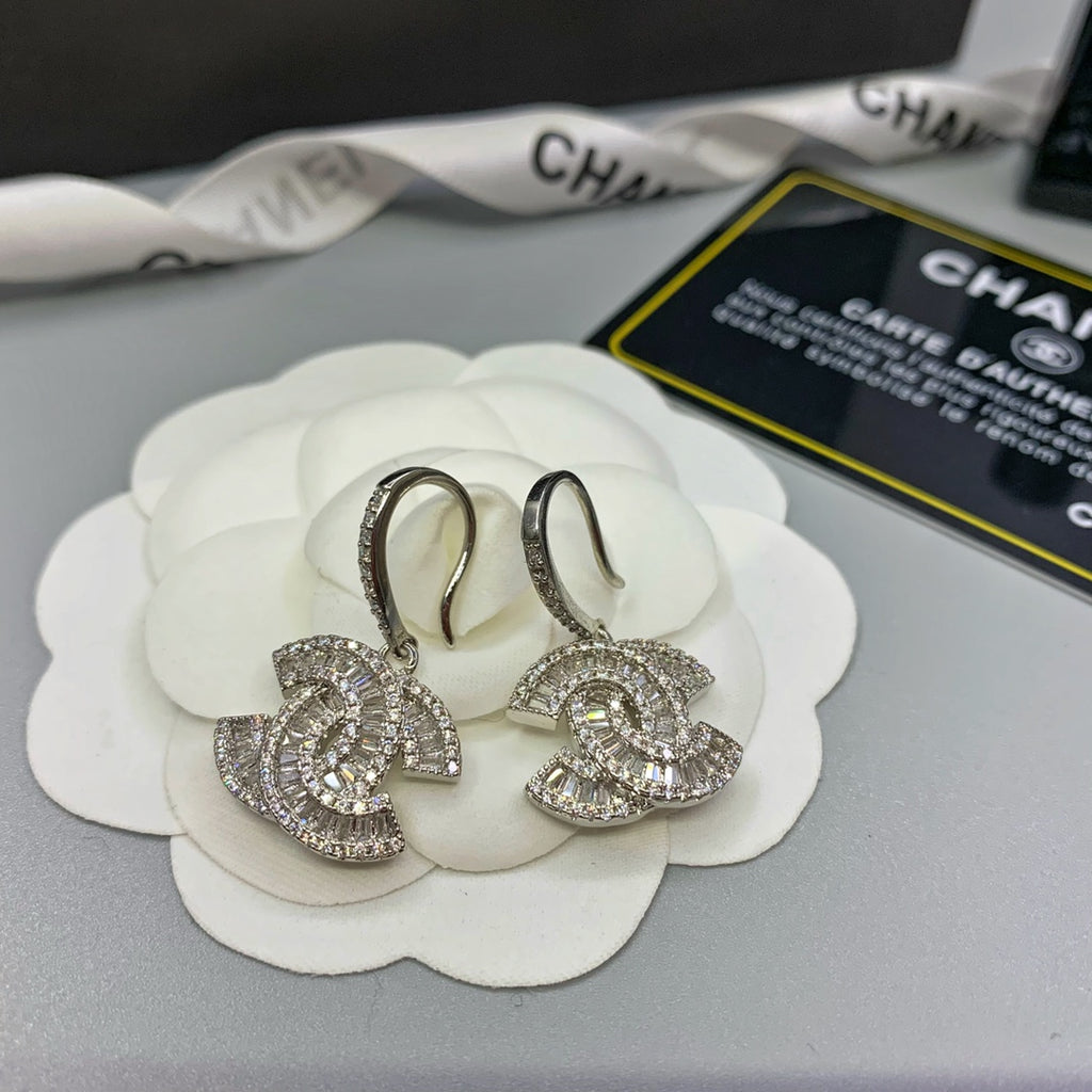 Brincos Pendentes em Forma de C Entrelaçados Pavé