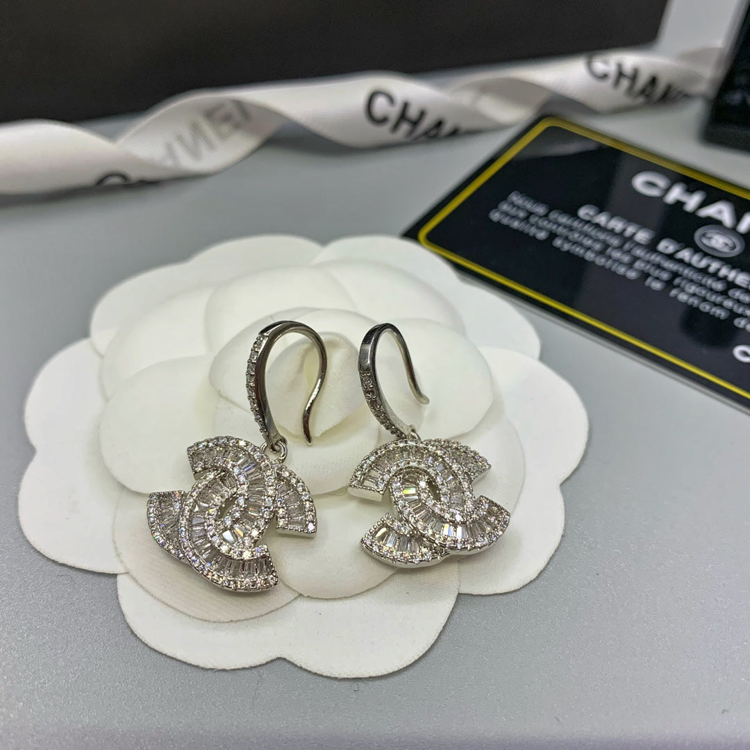 Brincos Pendentes em Forma de C Entrelaçados Pavé