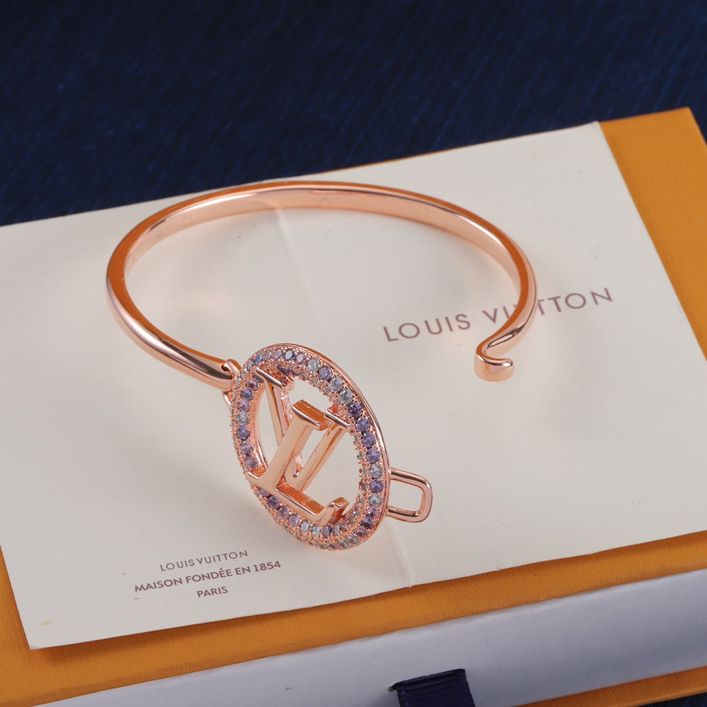 Pulseira rígida redonda com monograma e pavé