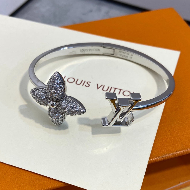 Pulseira rígida com flor em pavé e monograma