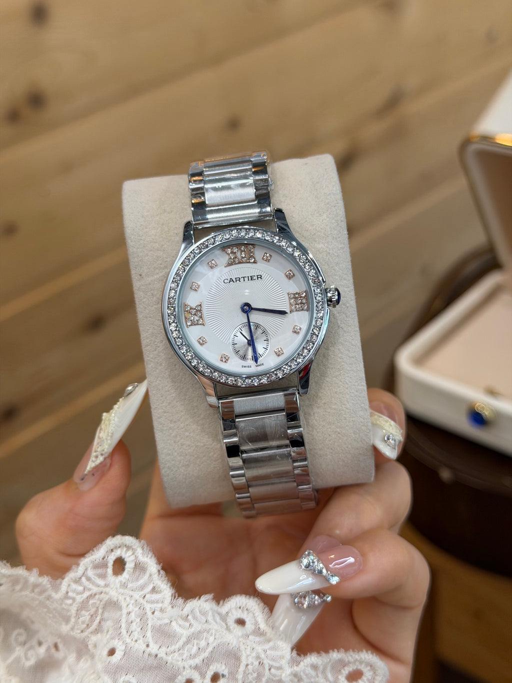 Montre à quartz ronde de 33 mm avec lunette sertie de pierres et bracelet à maillons