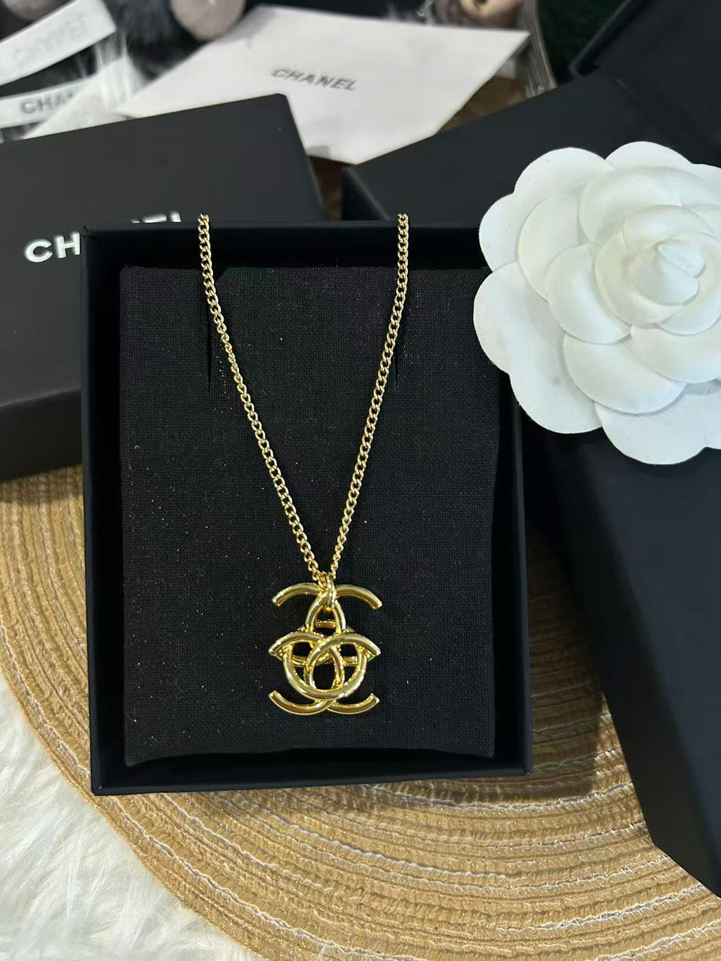 Colar com Pendente Entrelaçado Oco, Liso e em Tom Dourado