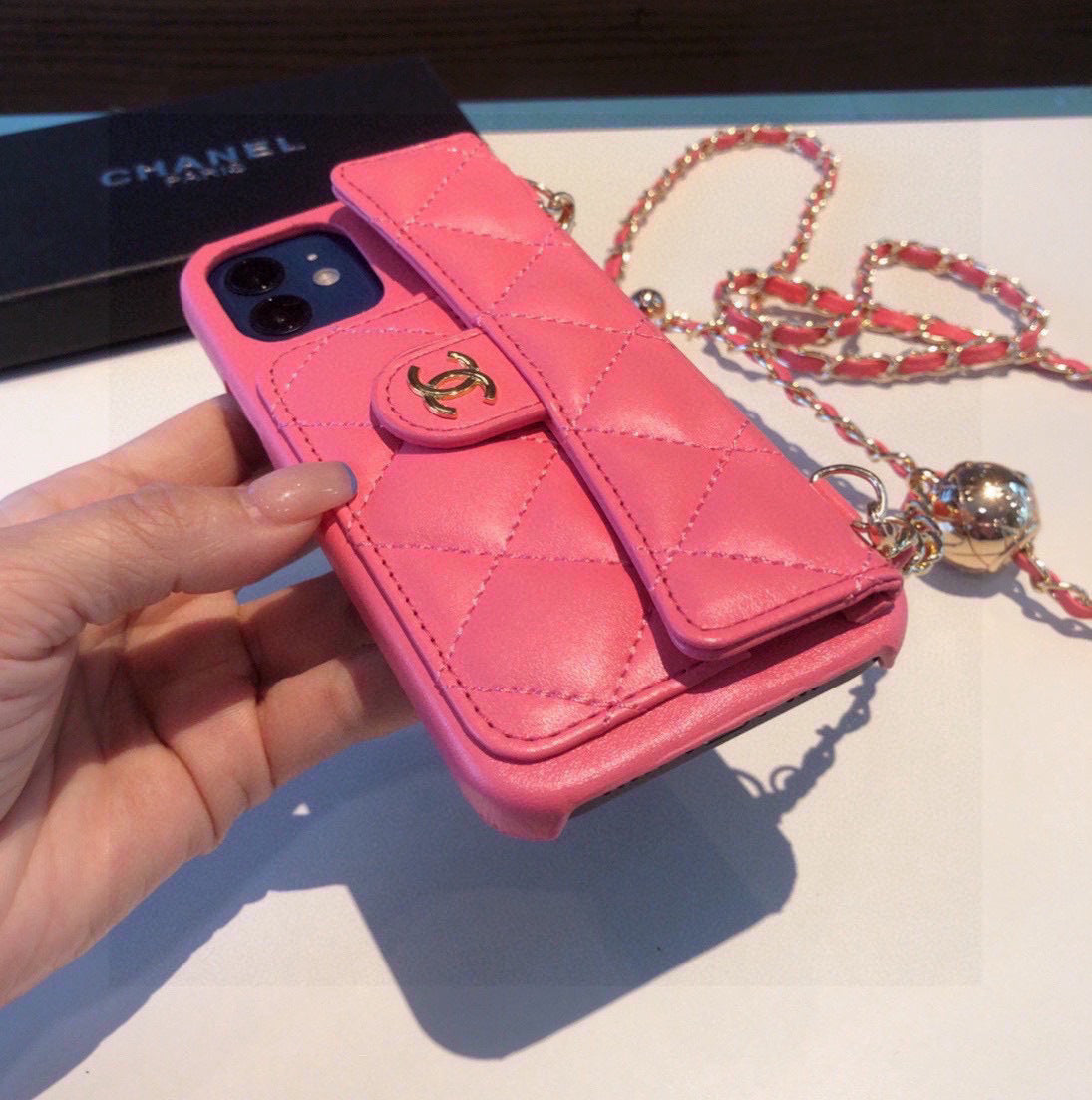 Funda para teléfono acolchada con correa de cadena larga