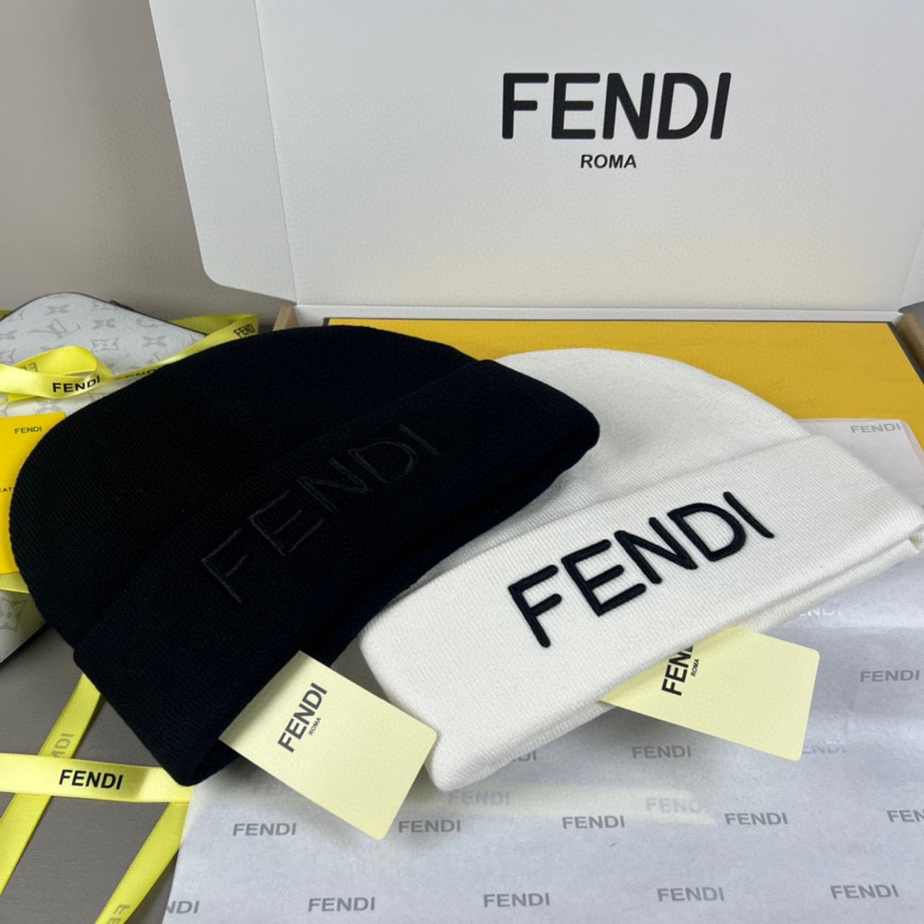 Gorro de malha com dobra e letras em destaque
