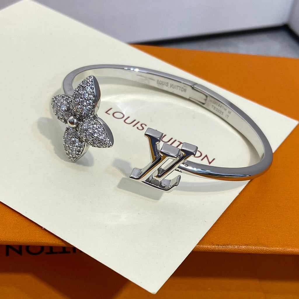 Pulseira rígida com flor em pavé e monograma