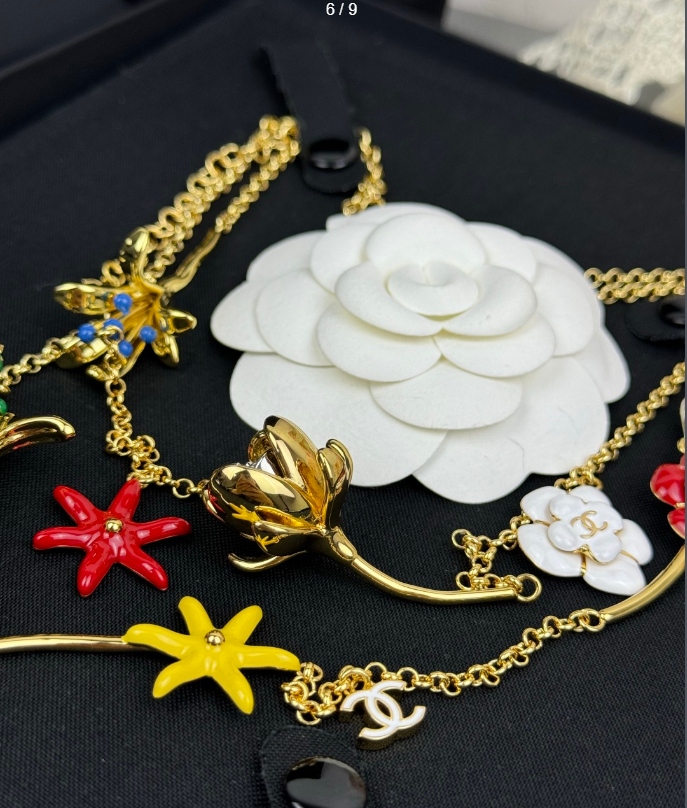 Colar comprido em tom dourado com pendente de flores em esmalte multicolorido