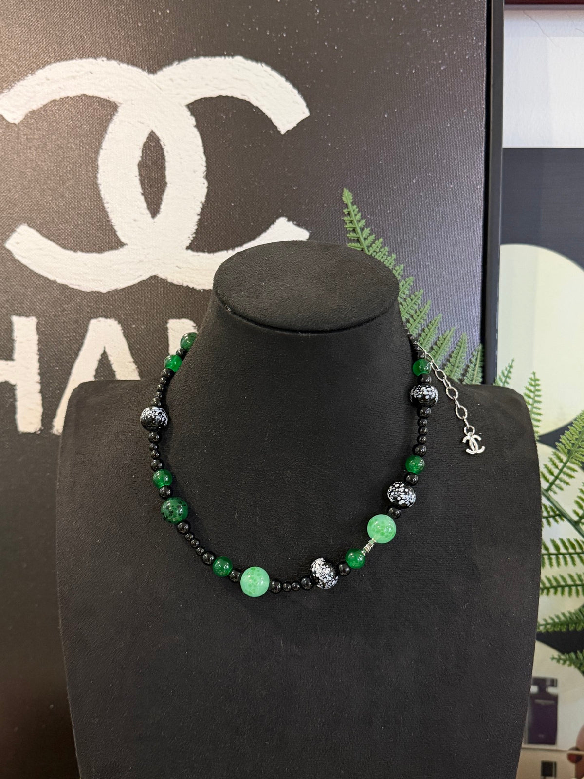 Emerald Green Glass Beaded Choker Necklace with Speckled Beads