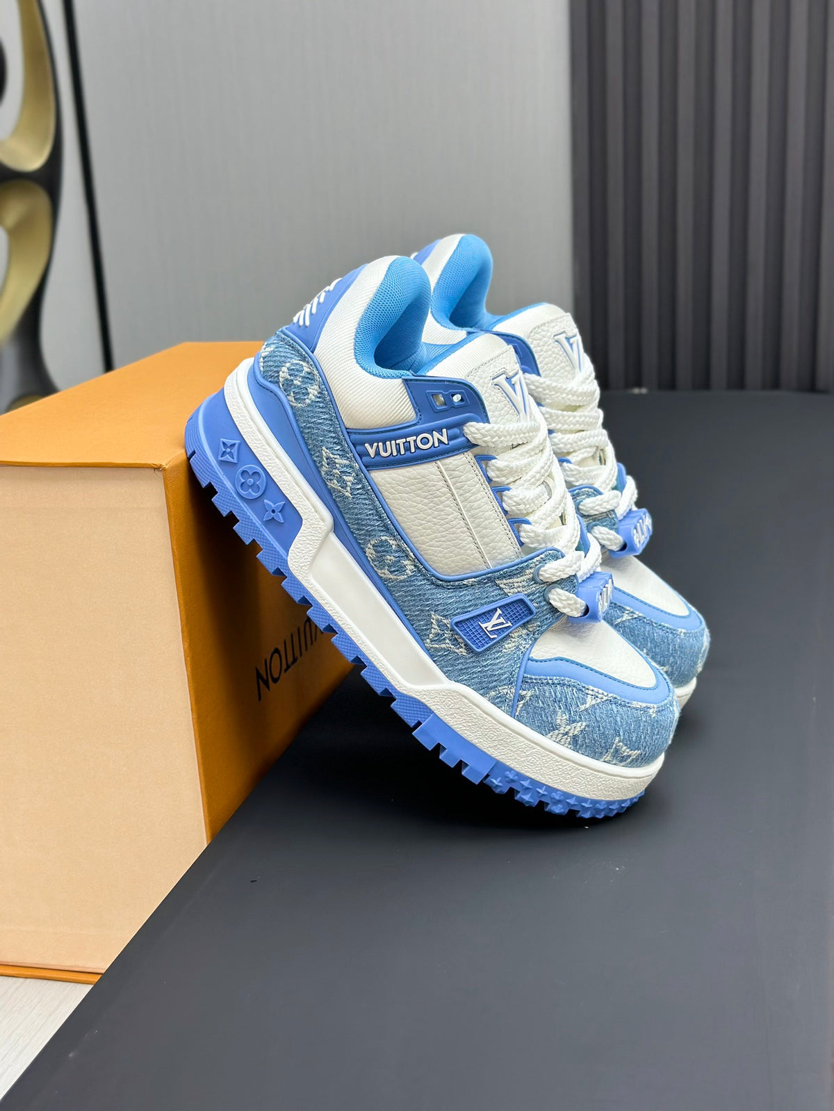 Zapatillas bajas de caña ancha con monograma azul