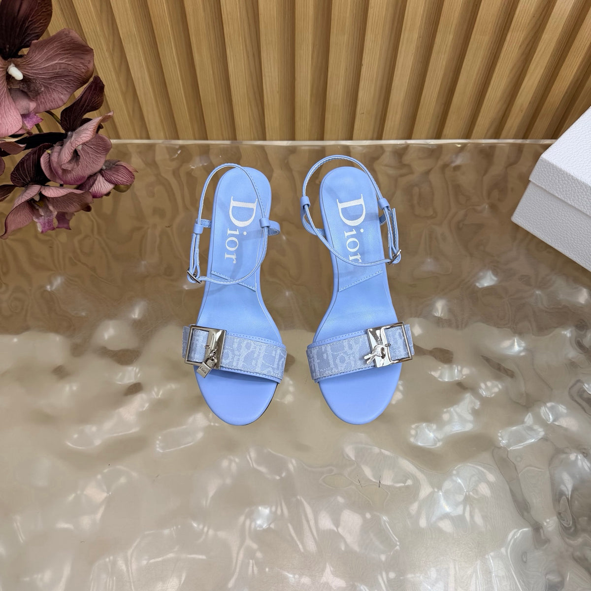 Sandales à talons carrés et brides à la cheville