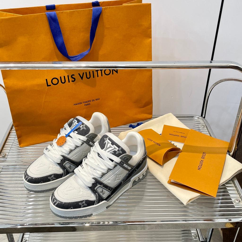 Zapatillas bajas grises y blancas con monograma