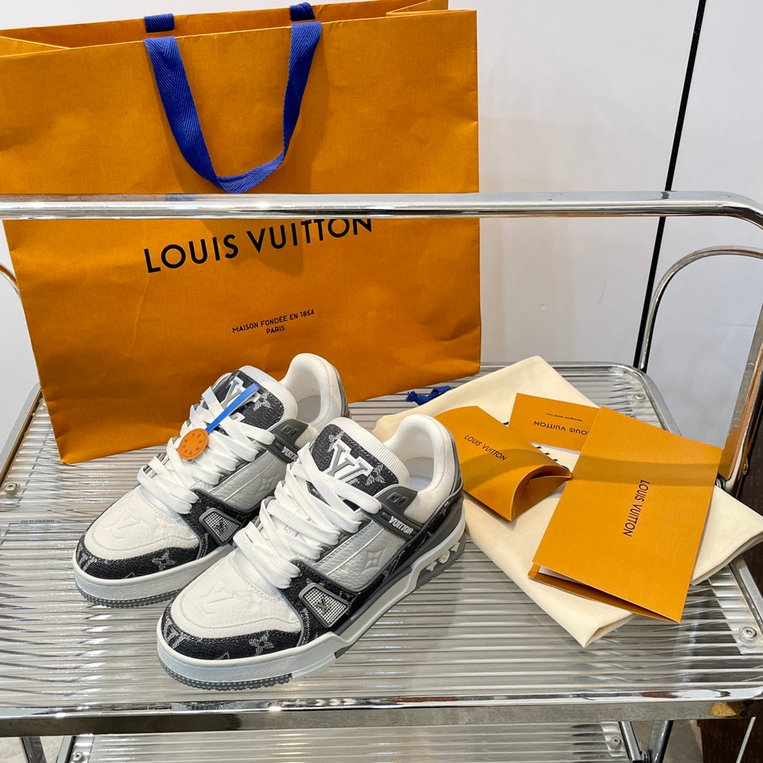 Zapatillas bajas grises y blancas con monograma