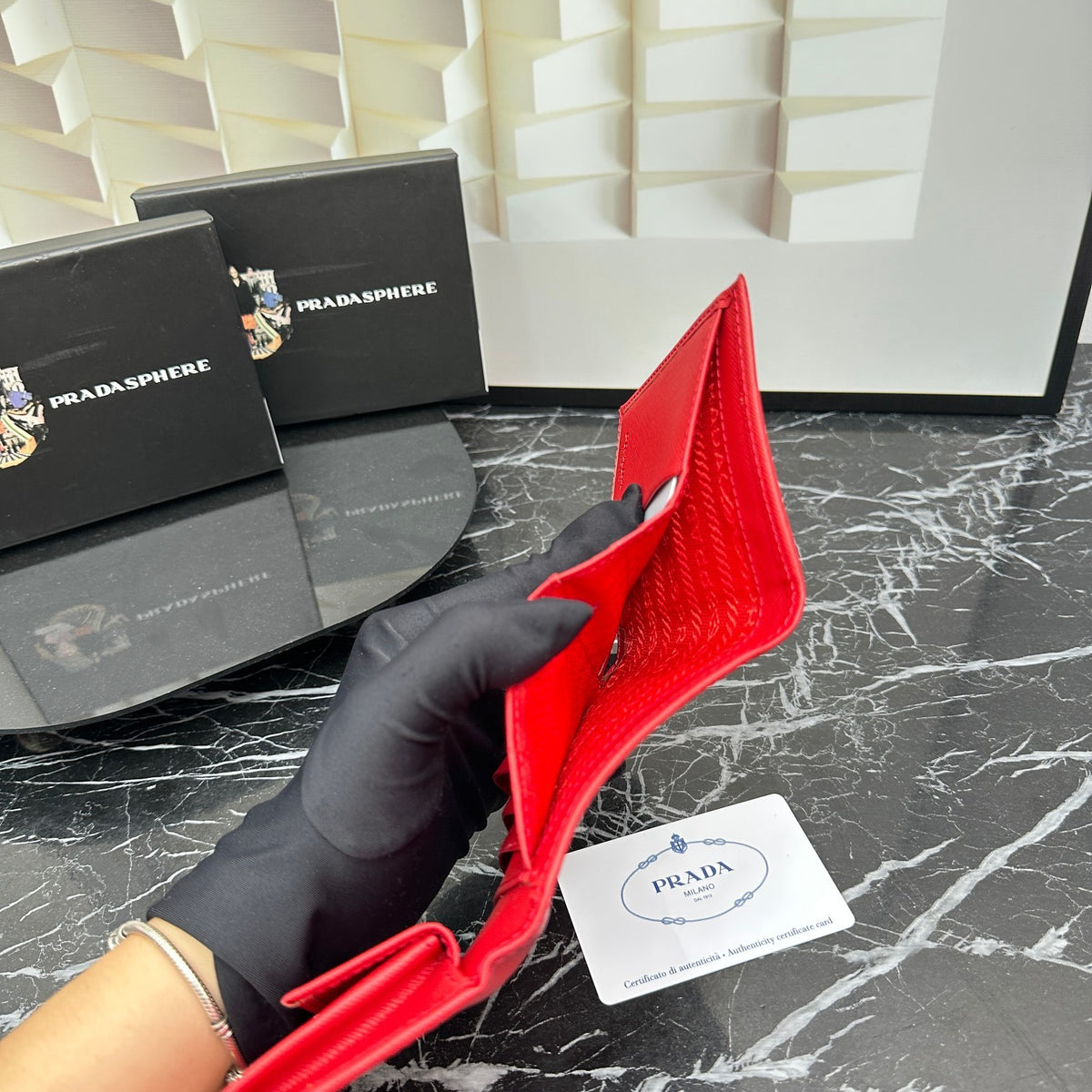 Cartera de solapa larga con emblema triangular 031