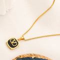 Collar con colgante de acero inoxidable 304 con incrustación de color y motivo en V