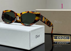 Gafas de sol ovaladas pequeñas con esquinas exteriores ensanchadas