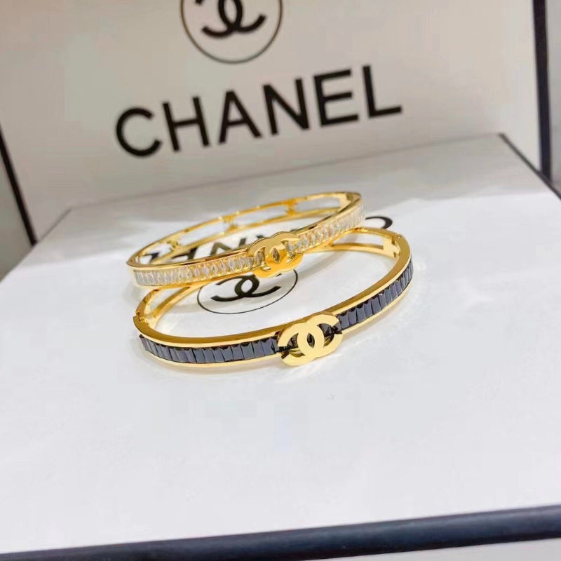 Bracelete rígido "C" entrelaçado com incrustação colorida em aço inoxidável 304