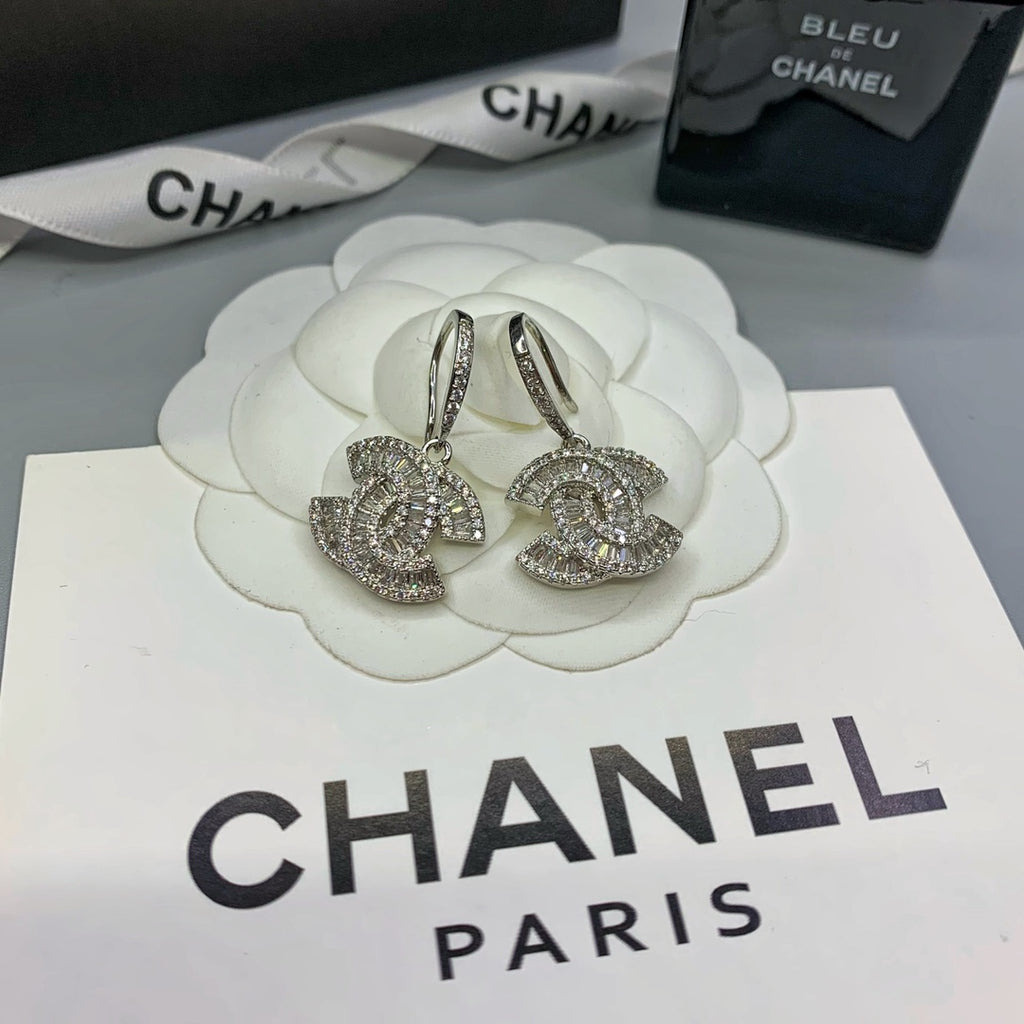 Brincos Pendentes em Forma de C Entrelaçados Pavé