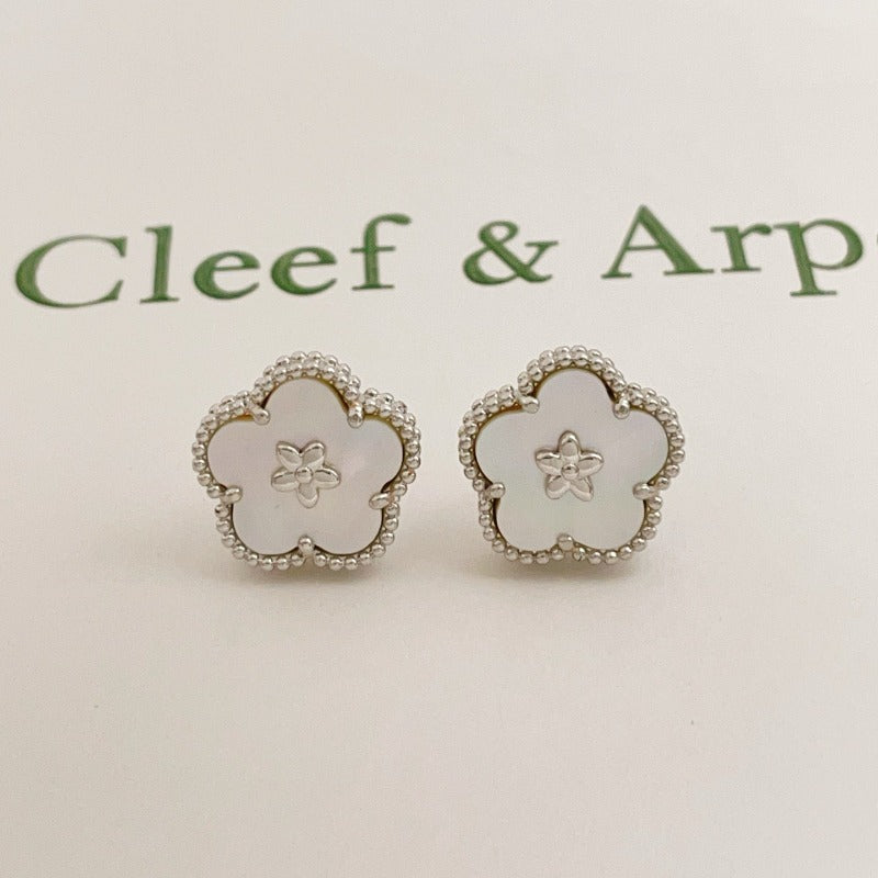 Boucles d'oreilles puces contour de fleur en perles