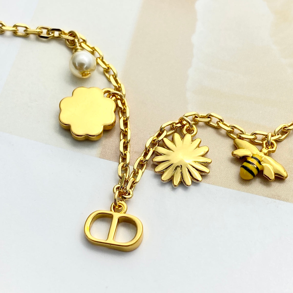 Collier floral et perles imitation nacre