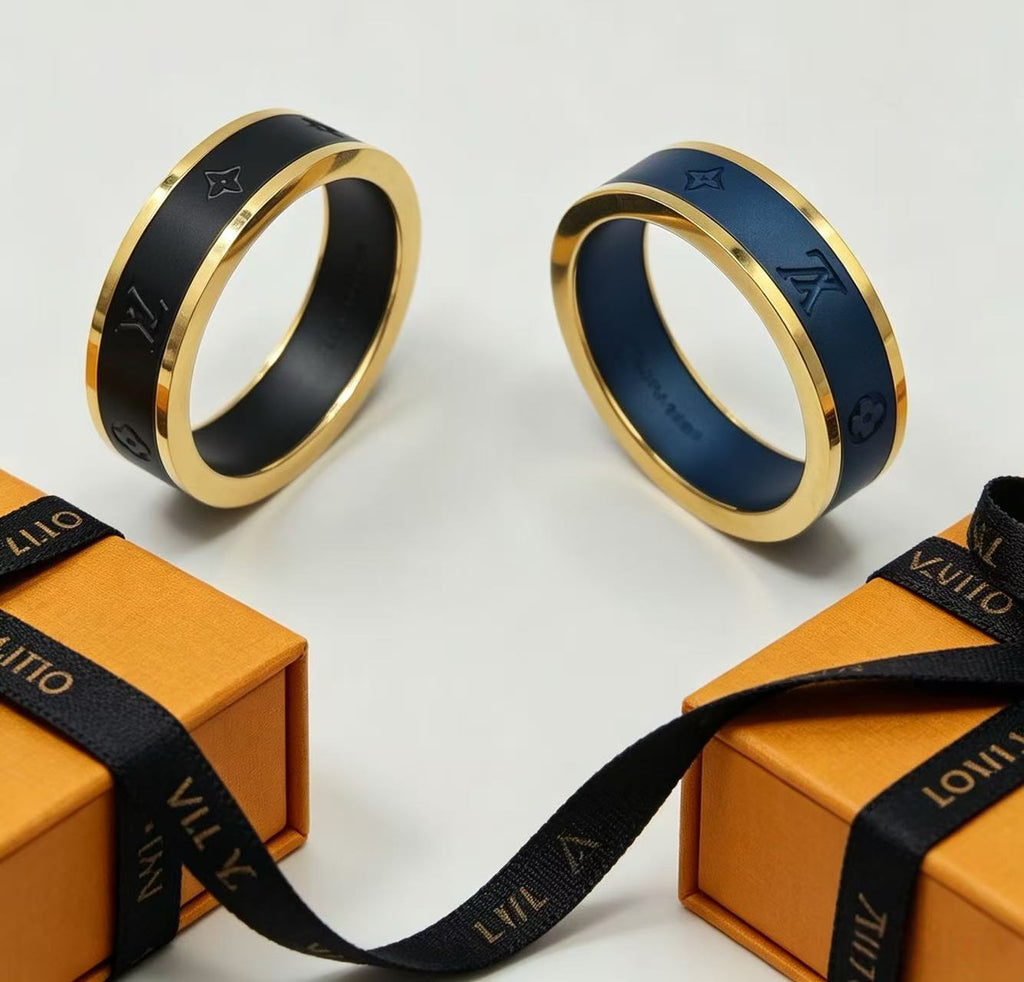 Anillo tipo banda bicolor con monograma - Tallas 6–11