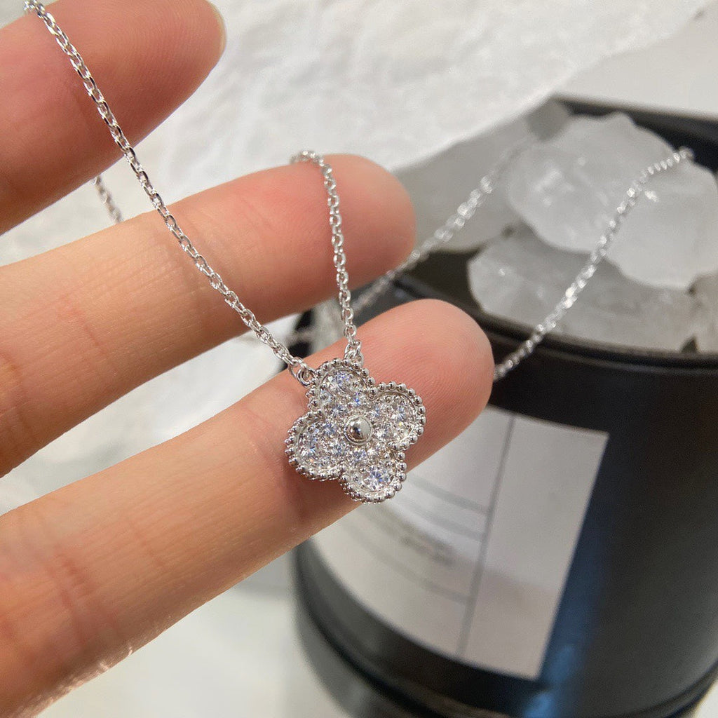 Colar com Pendente Quatrefoil Cravejado