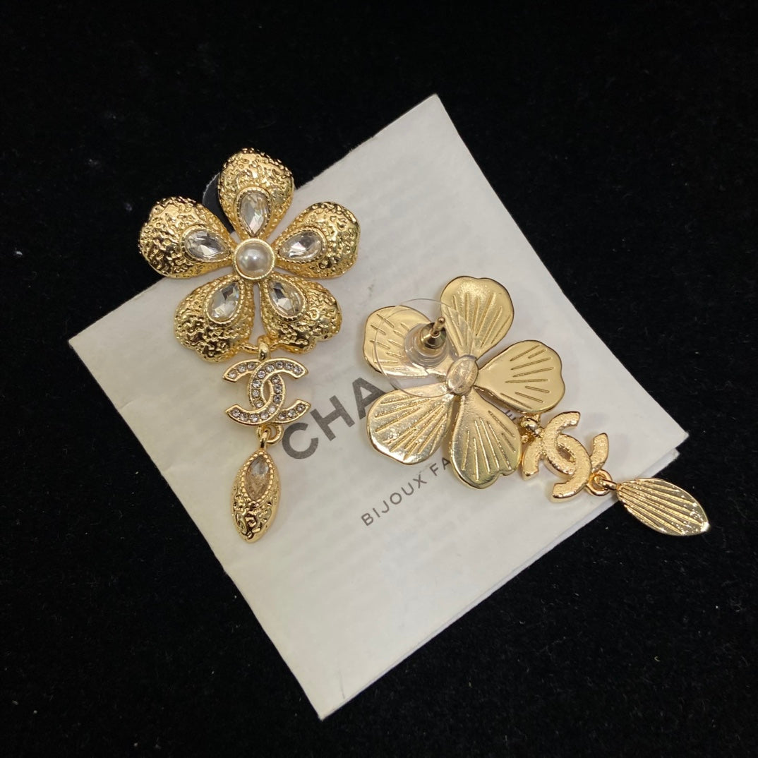 Boucles d'oreilles pendantes fleur et chaîne effet perle