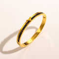 Pulsera rígida de acero inoxidable 304 con incrustación negra y detalle en V