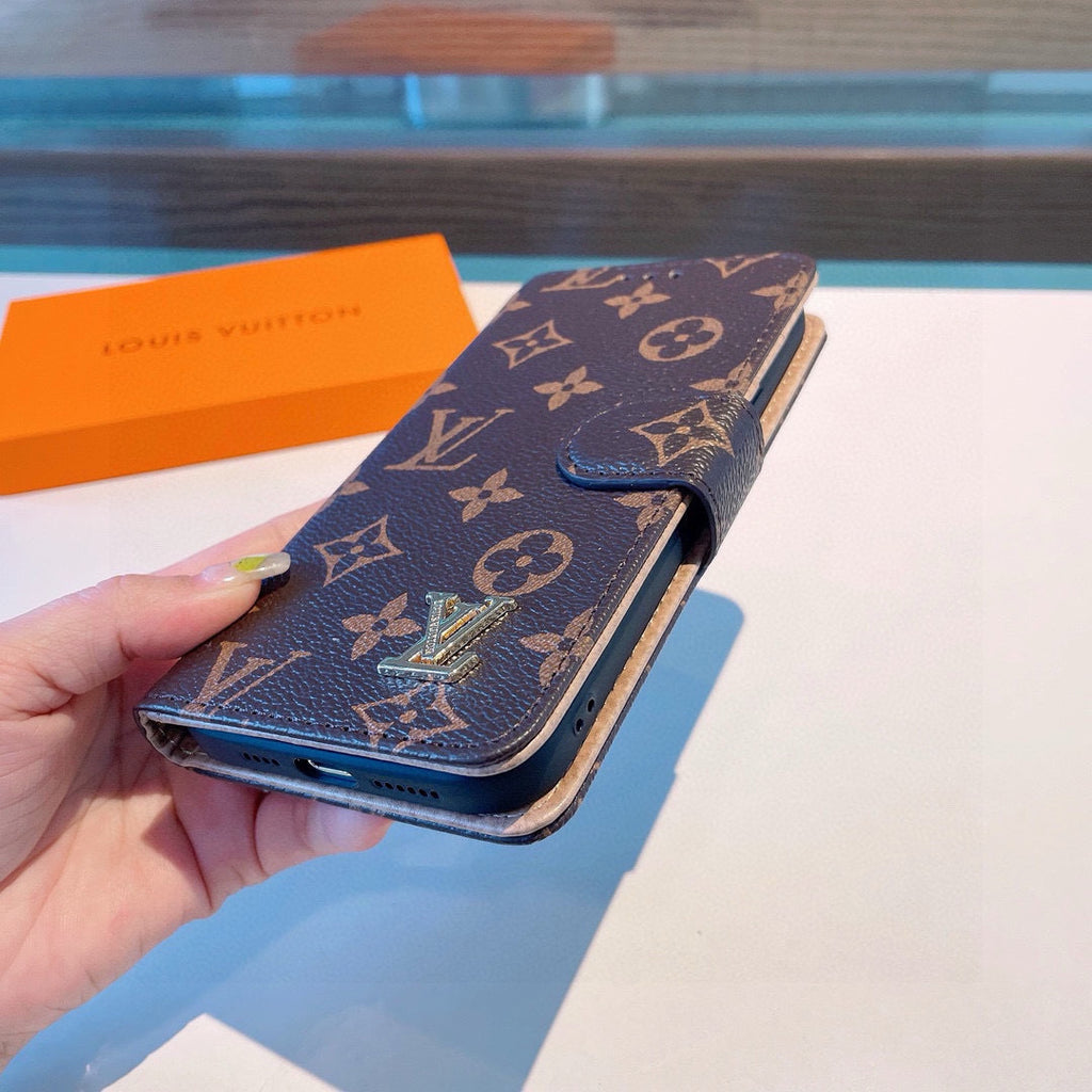 Funda tipo libro con monograma y correa de muñeca
