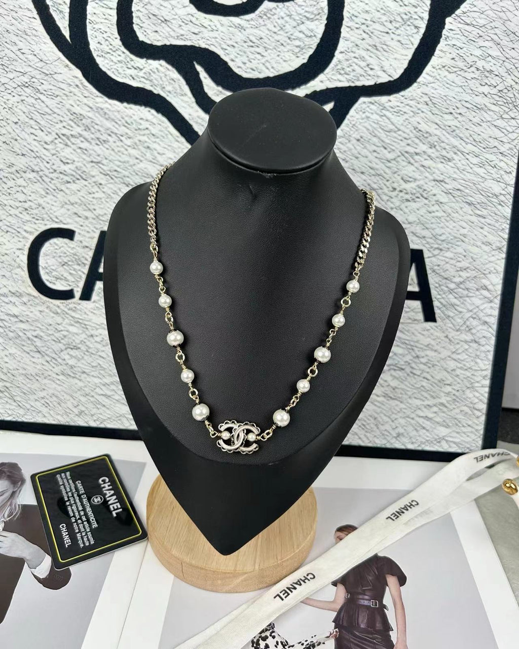 Collar corto con perlas de imitación y diseño floral en blanco y negro