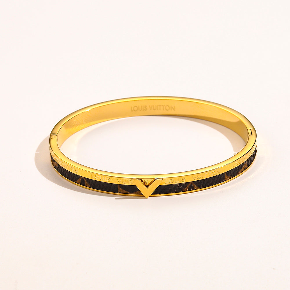 Pulsera rígida de acero inoxidable 304 con incrustación negra y detalle en V