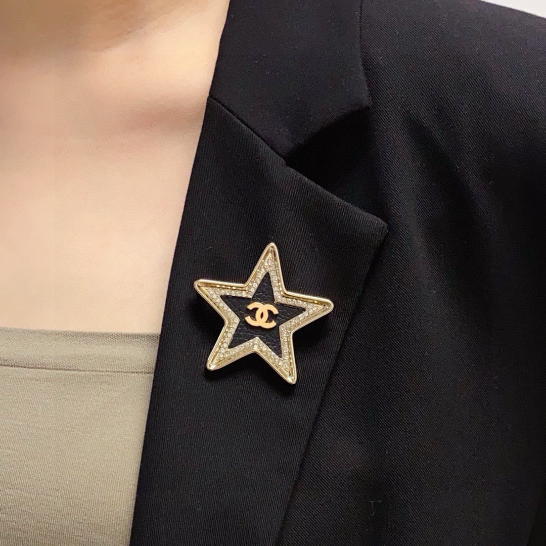 Broche de emblema de estrella abierta