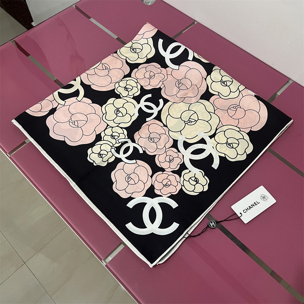 Lenço Quadrado Camélia e Monograma - 90 x 90 cm