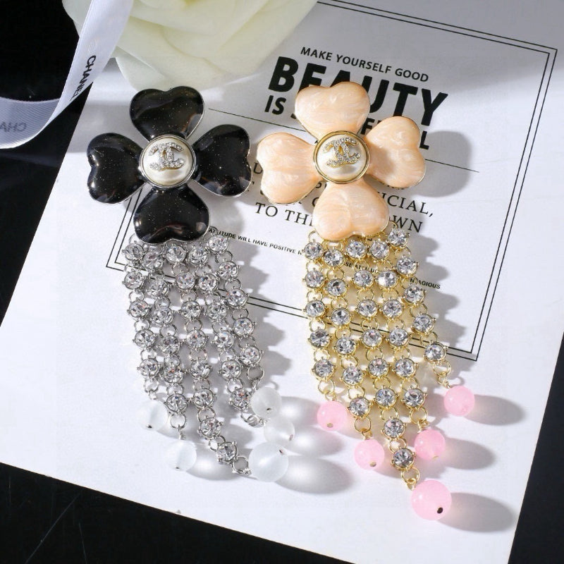 Broche fleurie avec chaîne en pierres et perles pendantes