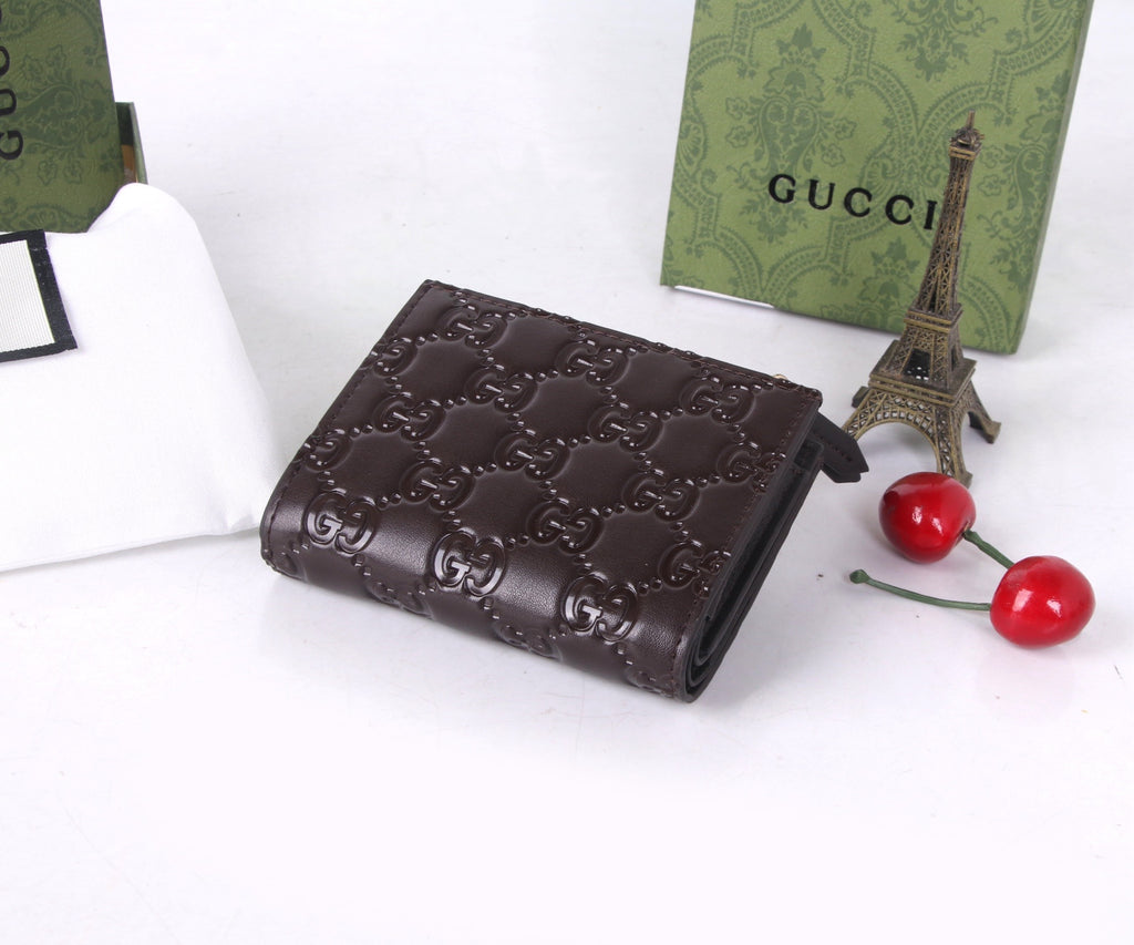 Cartera plegable con monograma en relieve 012