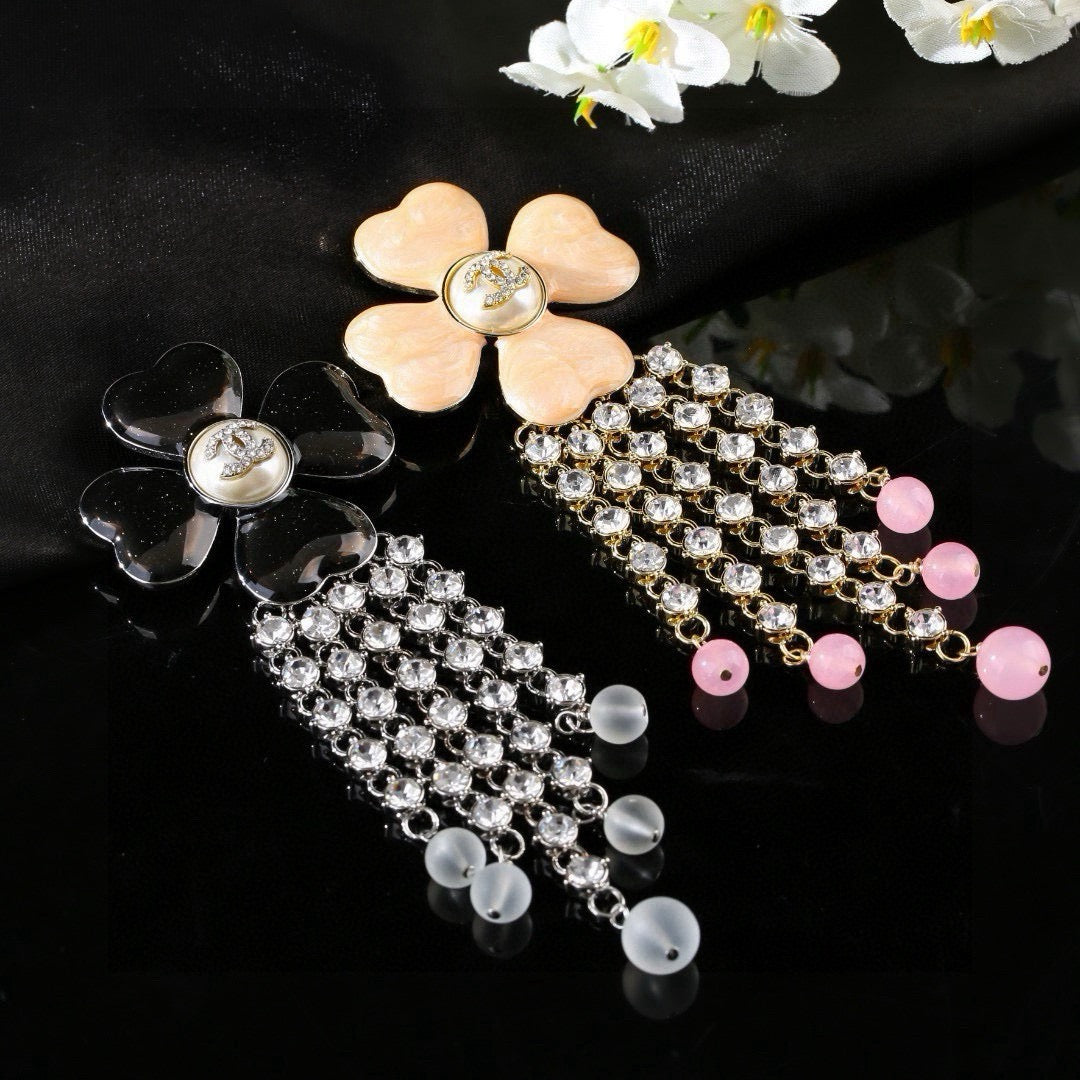 Broche fleurie avec chaîne en pierres et perles pendantes