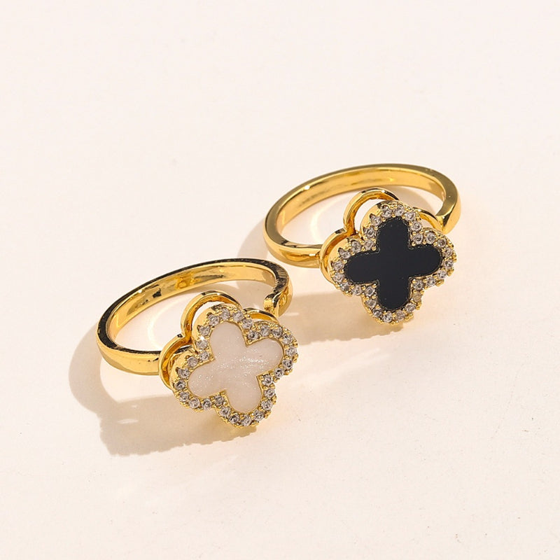 Anillo de cuadrifolio con borde de cuentas e incrustaciones de color