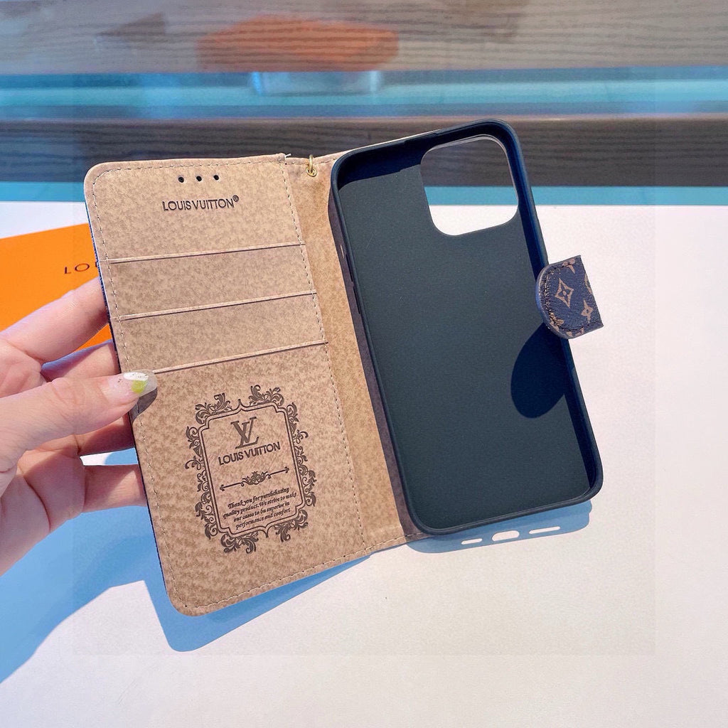 Funda tipo libro con monograma y correa de muñeca
