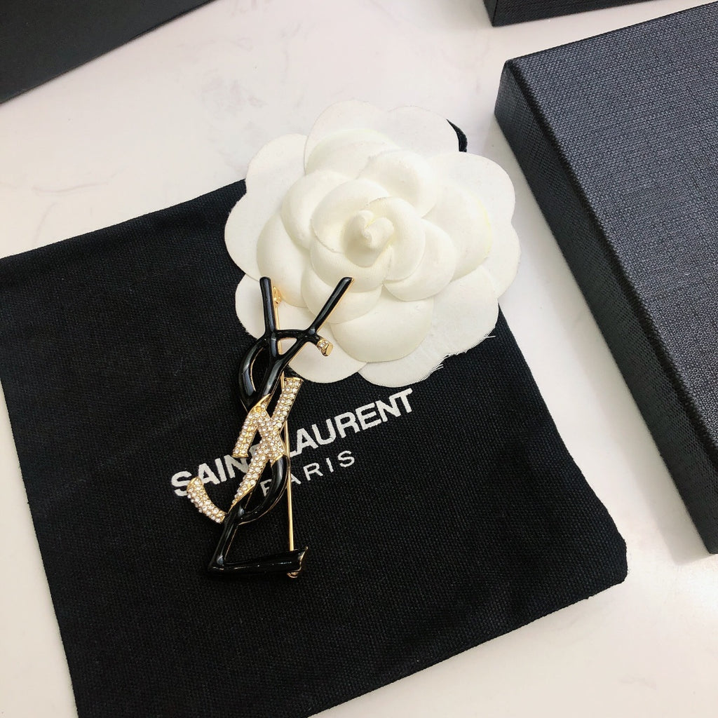 Broche lettre ajourée bicolore